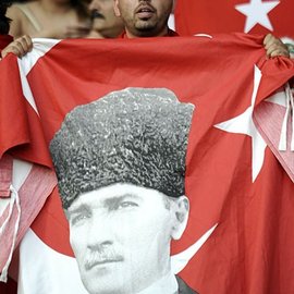 Türkische Flagge mit Kemal Atatürk, Foto: AP