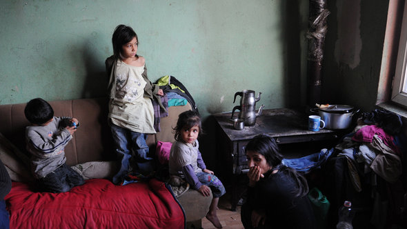 Eine aus  aus Deutschland abgeschobene Roma-Familie mit ihren sechs Kindern in einer Ein-Zimmer-Wohnung in Plementina bei Pristina im Kosovo; Foto: picture-alliance/ZB