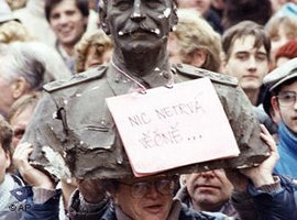 Nichts hält ewig - Demonstrant mit Stalin-Statue in Prag 1989; Foto: AP