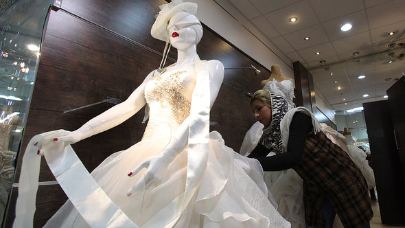 Schaufenster mit Hochzeitskleid in Teheran, Foto: AP/Vahid Salemi