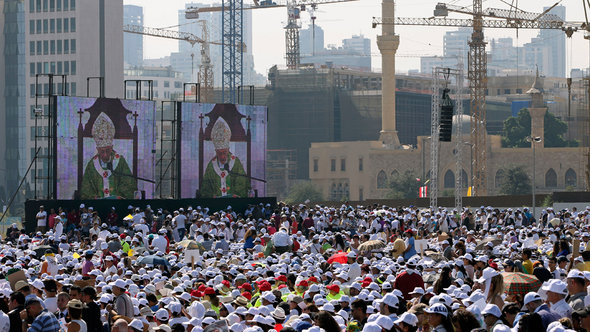 Im September 2012 besucht Papst Benedikt XVI. den Libanon. Zehntausende Gläubiger nahmen an der Messe des Papstes in Beirut teil; Foto: Hussein Malla/AP/dapd