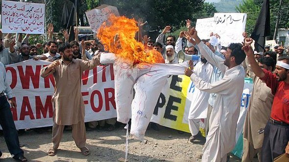 احتجاجات في باكستان عام 2006 على خطاب البابا في جامعة ريغنسبورغ الألمانية في نفس الشهر والعام. أ ب  