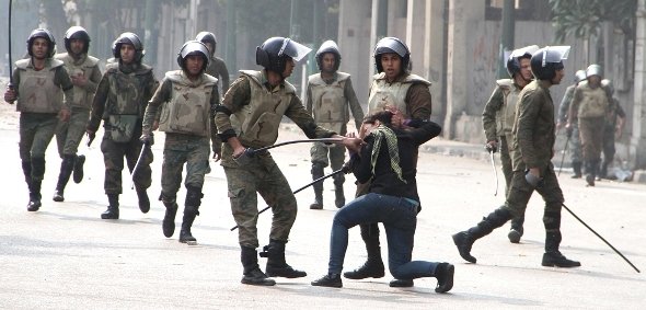 Ägyptische Sicherheitskräfte lösen Demonstration in Kairo auf; Foto: dapd
