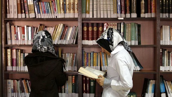 Türkische Mädchen in der Bibliothek der Kazim Karabeki Girls' Imam-Hatip School in Istanbul; Foto: Reuters/Murad Sezer