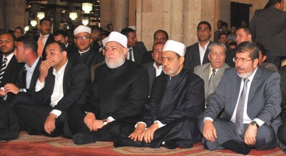 Der ägyptische Präsident Mursi besucht die Azhar-Moschee zum Freitagsgebet am 29. Juni 2012, neben ihm der Großscheich der Azhar, Ahmad Al Tayeb; Foto: Reuters