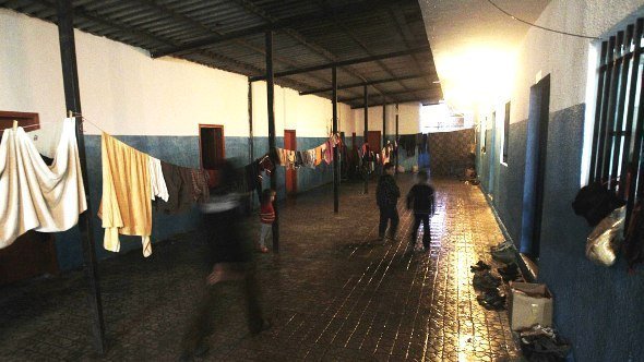 في وادي خالد في لبنان قرب الحدود السورية، تم تحويل إحدى المدارس إلى ملجأ لللاجئين. أ ف ب