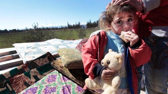 طفلة سورية لاجئة على حدود لبنان الشرقية في قرية القاع. أ ف ب