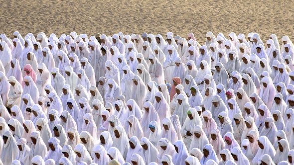 Followers of Muhammadiyah group of Muslims perform special prayer in Jogjakarta (photo: Tarko Sudiarno/AFP/Getty Images)