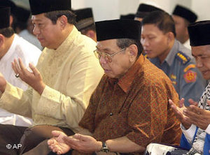 Abdurrahman Wahid (right) and Bambang Yudhoyono during prayer (photo: AP)