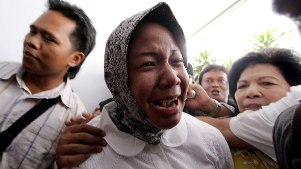 Prita Mulyasari cries outside a court after her trial in Tangerang on December 29, 2009 (photo: STR/AFP/Getty Images) 