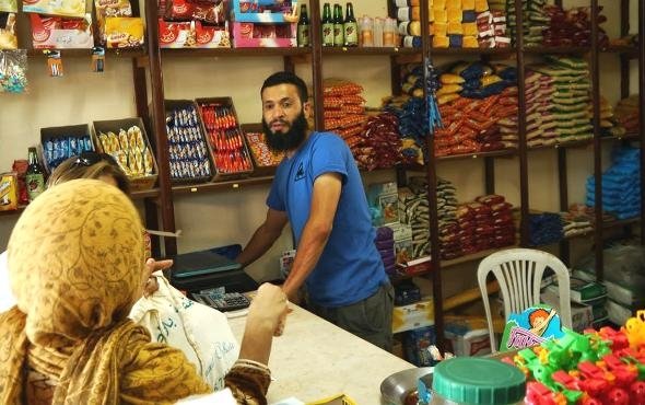 Nabil Ben Abdesselem in seinem Lebensmittelladen in einem Vorort von Zarzis; Foto: Beat Stauffer