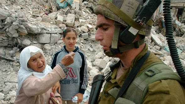 Israelischer Soldat im zerstörten Flüchtlingslager Jenin; Foto: AP