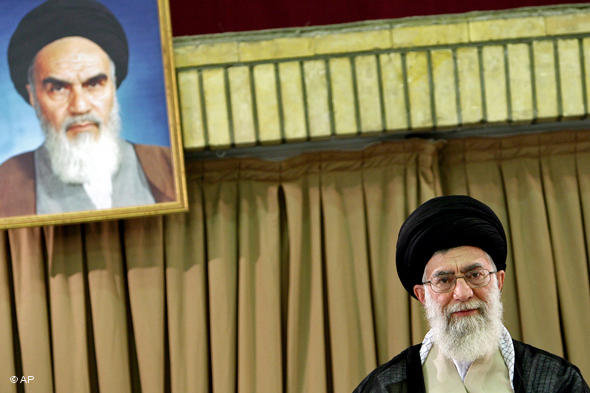 Irans Ayatollah Ali Khamenei sitzt unter einem Portrait Ayatollah Khomeinis; Foto: AP