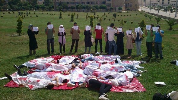 Anti-Regierungs-Protest an der Universität von Aleppo, Juni 2012. Mit ihrer Darstellung erinnern die Studenten an ein Massaker; Foto: Reuters 