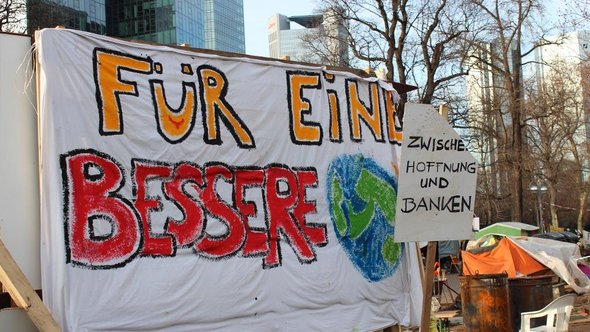 Occupy-Aktivisten im Frankfurter Bankenviertel, November 2011; Foto: DW/Guilherme Correia da Silva