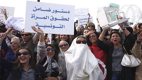 Tunesische Frauen protestieren gegen die geplante Verfassungsänderung; Foto: Tarek Guizani/DW
