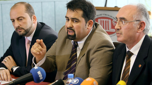 Oguz Ücüncü von der IGMG, Aiman Mazyek vom Zentralrat der Muslime und Ridvan Cakir, ehemaliger Vorsitzender der DITIB; Foto: Oliver Berg/dpa