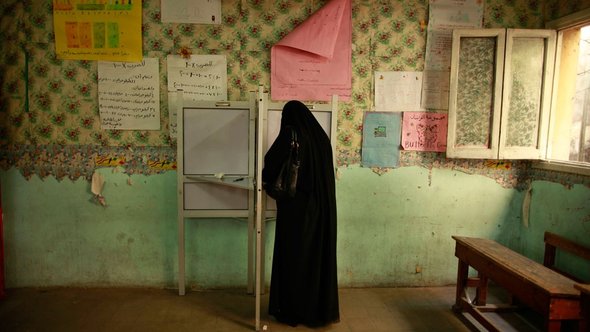 Ägypterin bei der Stimmabgabe in einem Wahllokal in Kairo, Foto: Reuters/Suhaib Salem