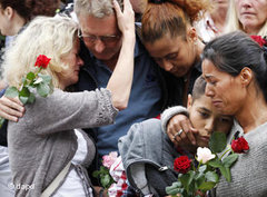 Menschen trauern beim 'Rosenmarsch' in Oslo; Foto:Erlend Aas, Scanpix Norway/AP/dapd