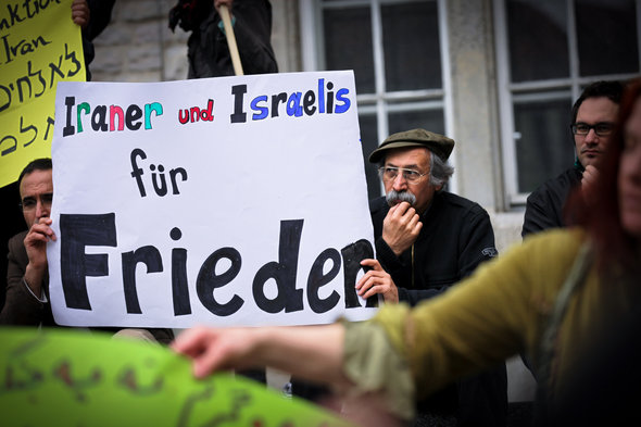 Demonstrant hält Plakat für den Frieden; Foto: Jakob Huber