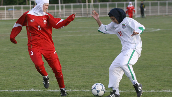 Muslimische Fußballspielerinnen mit Hijab;Foto: picture-alliance/dpa