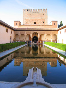 Myrtenhof der Alhambra-Stadtburg in Granada, Spanien; Foto: Jan Zeschky/Wikipedia