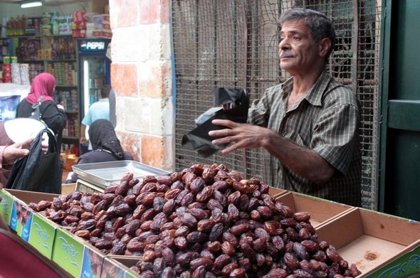 Dattelverkäufer im Ramadan; Foto: Annett Hellwig