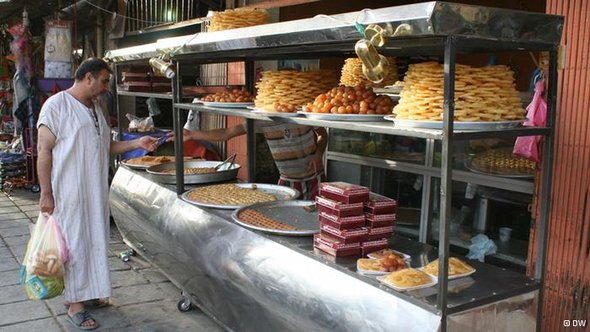 Iraker beim Einkaufen von den obligatorischen Süßigkeiten; Foto: DW/Munaf al-Saidy
