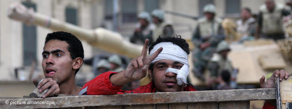 Junger Mann macht auf dem Tahrir-Platz das Victory-Zeichen; Foto: dpa