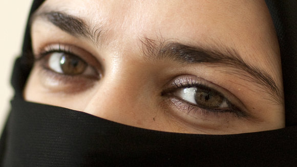 Eine verschleierte Frau in Saudi Arabien; Foto: picture-alliance/dpa