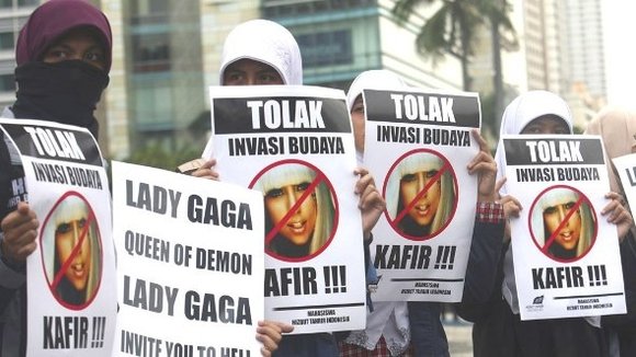 Muslimische Frauen in Jakarta halten Protestplakate gegen ein Konzert von Lady Gaga; Foto: AP