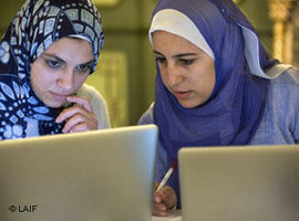 Zwei Ägypterinnen arbeiten an Lap-Tops; Foto: Laif