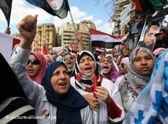 Frauen demonstrieren gegen das Mubarak-Regime in Kairo; Foto: dpa