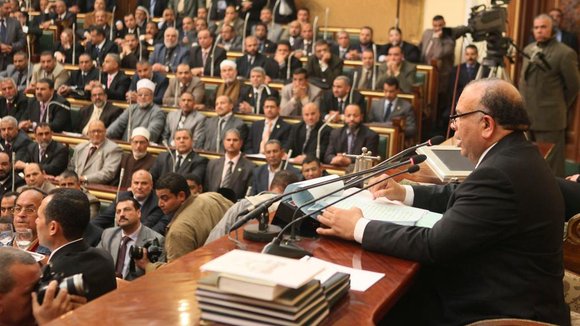 Mohamed Saad al-Katatni und weitere Vertreter der Muslimbruderschaft im ägyptischen Parlament in Kairo; Foto: Reuters