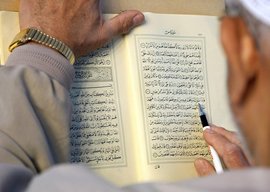 Mann liest im Koran; Foto: dpa
