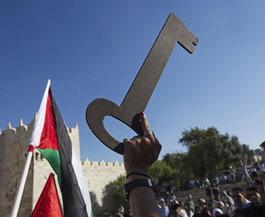 Palästinenserin hält Schlüssel, das Symbol für die Nakba vom 15. Mai 1948, hoch; Foto: AP