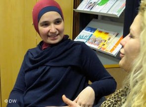 Family councillor Aylin Yanik-Senay from the Cologne Begegnungs- und Fortbildungszentrum muslimischer Frauen (BFmF) e.V. (Muslim Women's Outreach and Education Centre; photo: DW)