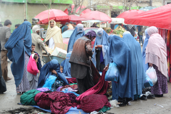Frauen beim Einkauf in der Kabuler Altstadt; Foto: Marian Brehmer