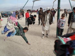 Momente der Leichtigkeit sind wieder möglich: Ein Karussell am Stadtrand von Kabul; Foto: Marian Brehmer