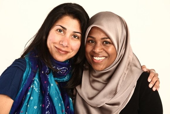 Die beiden Ko-Autorinnen und Herausgeberinnen Ayesha Mattu and Nura Maznavi; Foto: www.loveinshallah.com