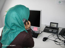 Mitarbeiterin beim muslimischen Seelsorge-Telefon; Foto: DW