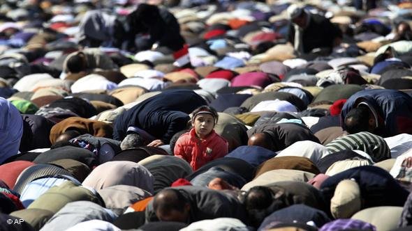 Muslime beim Freitagsgebet in Kairo; Foto: DW