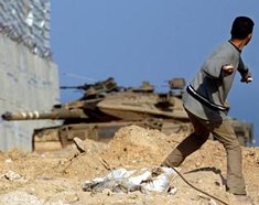 Palästinenser wirft Steine auf israelischen Panzer in der Westbank; Foto: AP