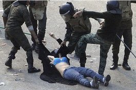 Polizeimob misshandelt Ägypterin in Kairo; Foto: dapd