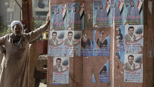 Zerissene Wahlplakate von Kandidatinnen der Nour-Partei in Kairo; Foto: AP 