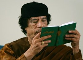 Gaddafi liest im Grünen Buch; Foto: AP