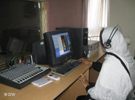 Journalistin in einem Radiostudio in Kabul; Foto: DW