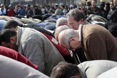 Friedensnobelpreisträger ElBaradei während des Freitasgebets auf dem Tahrirplatz in Kairo; Foto: AP