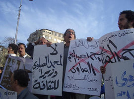 Mohammed Hashim (m.) während einer Demo auf dem Tahrir-Platz gegen die Ernennung von Mohammad al-Sawi als neuen Kulturminister; Foto: DW