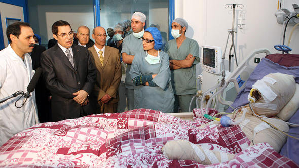 Muhammad Bouazizi im Krankenhaus während eines Besuchs von Ex-Präsident Ben Ali; Foto: AP